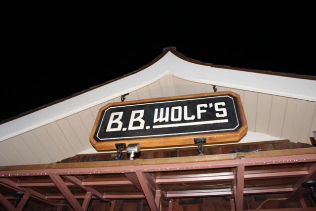 BB Wolfs Sausage Company Marketplace Downtown Disney Vacation Pictures ...